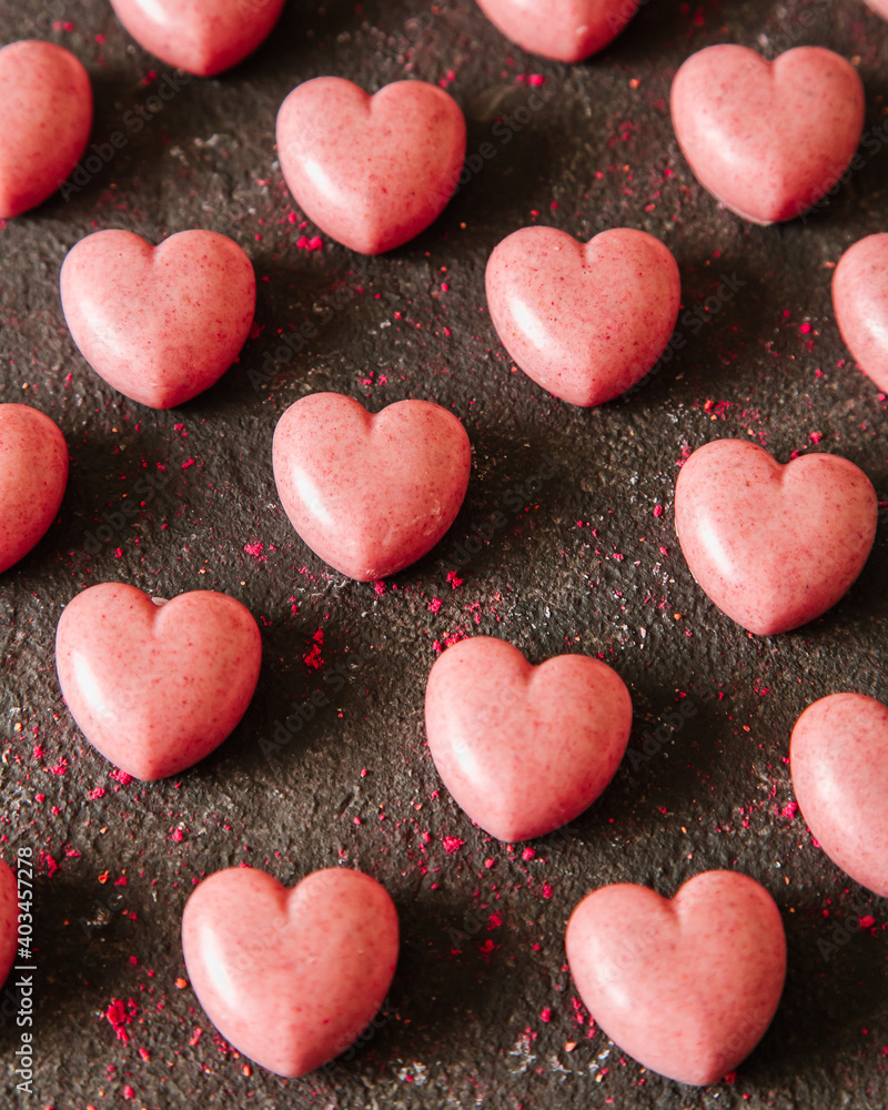 Obraz premium Milk chocolate candies lie on a black table