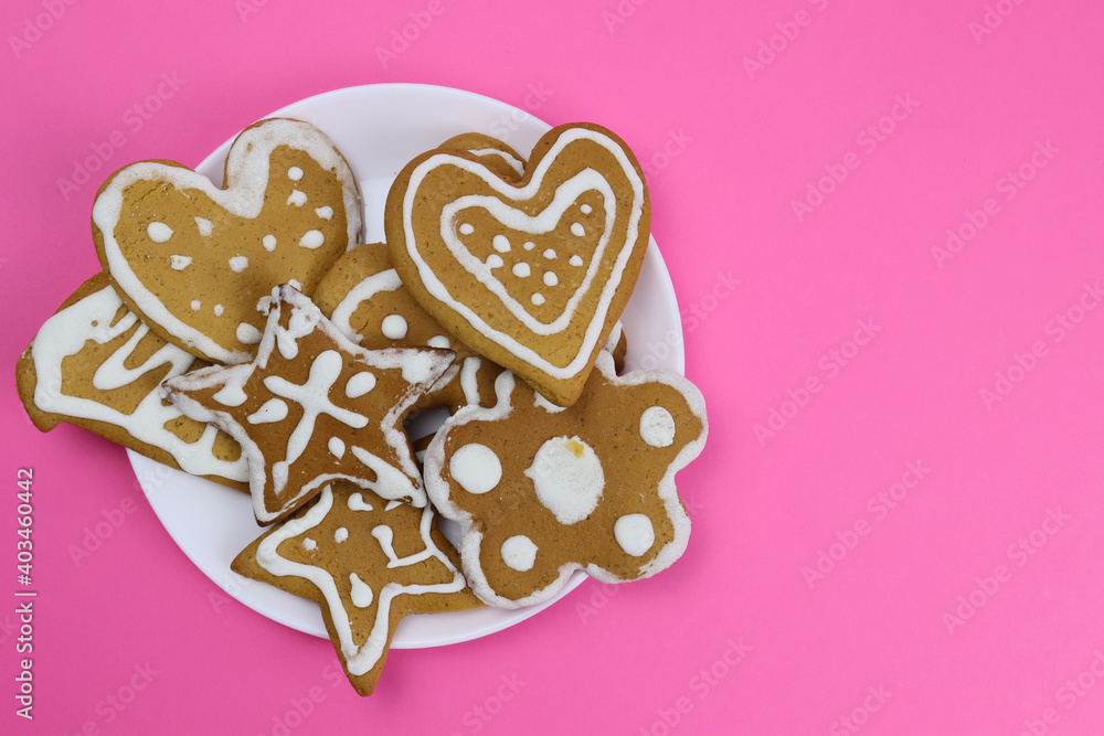 hand-painted gingerbread in a plate on a pink background hand-painted gingerbread in a plate on a pink background