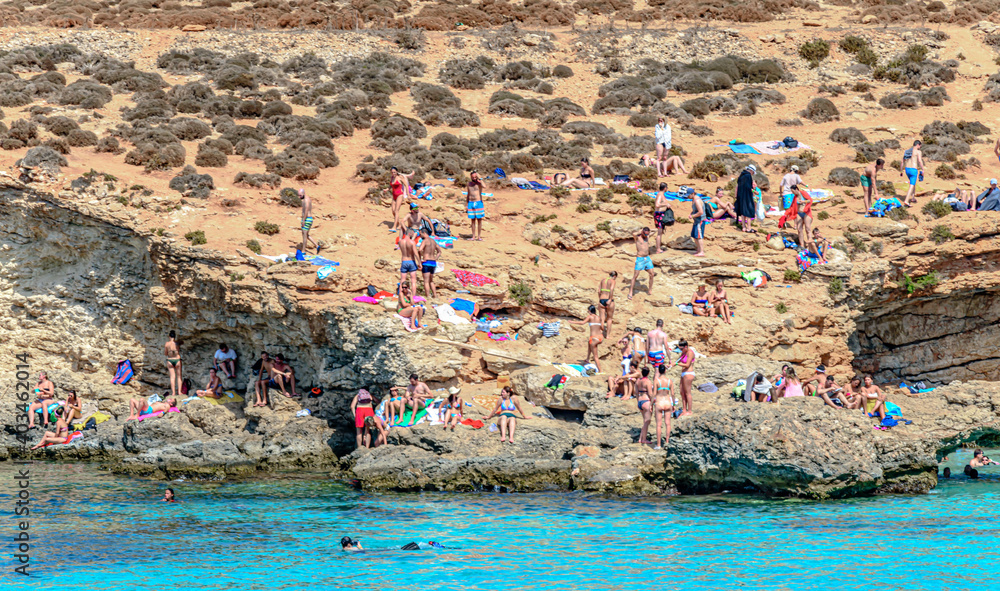 Obraz premium People at rocky beach