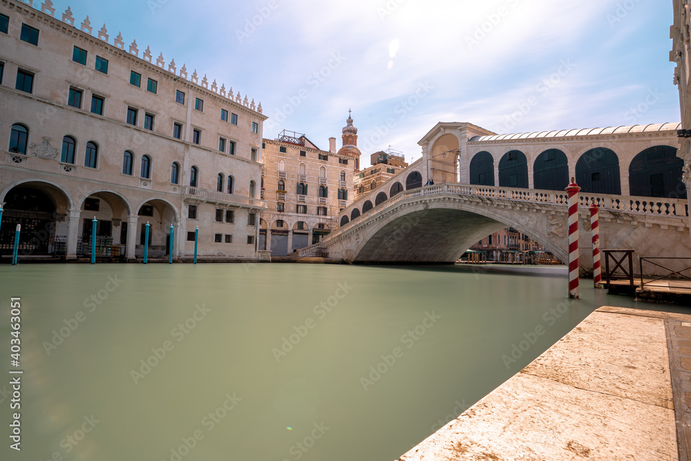 Immagine di Venezia sul Canal Grande e il famoso Ponte di Rialto. 