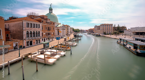 Paesaggio di Venezia sul Canal Grande con la stazione di Santa Lucia da una sponda e la Chiesa di San Simeon Piccolo sull'altra . Bella giornata a Venezia, Italia.