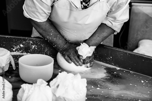 Fotografie Fabricação de queijo Serra da Estrela