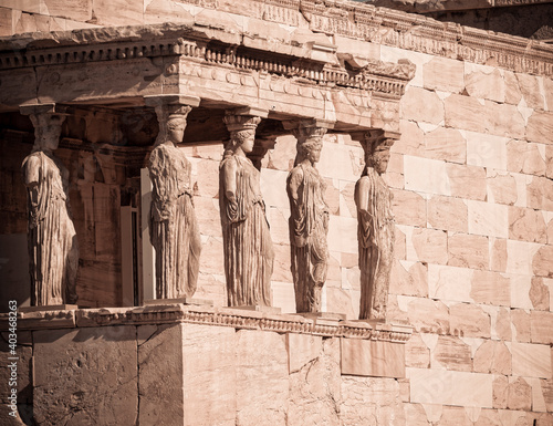 Foto Caryatids statues on the south front of Erectheum temple, Athens acropolis, Gree