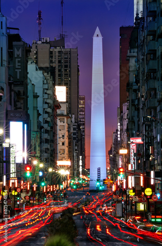 Tableau sur toile Obelisk and Corrientes Avenue at twilight