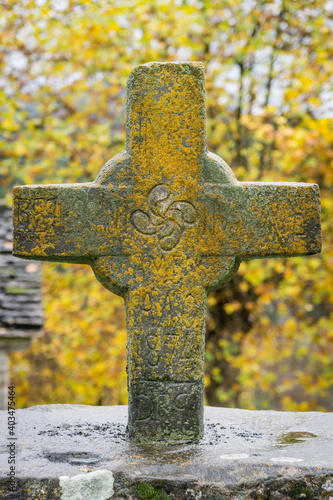 Bild auf Leinwand cruz de piedra, iglesia de los tres Santos Reyes, Fanlo, Provincia de Huesca, Co