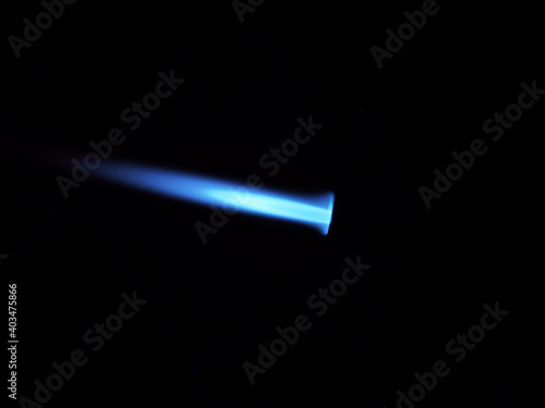 Konstfotografi The glow of a gas lighter torch in the dark.