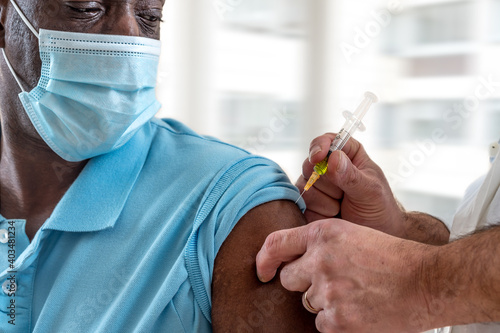 Φωτογραφία Coronavirus or other disease vaccination to male patient