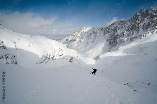 Zimowa trasa z przełęczy Zawrat do Czarnego Stawu w Tatrach Polska