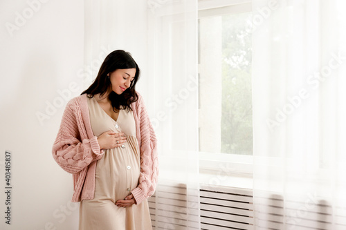 Obraz na plátně Young beautiful woman on second trimester of pregnancy