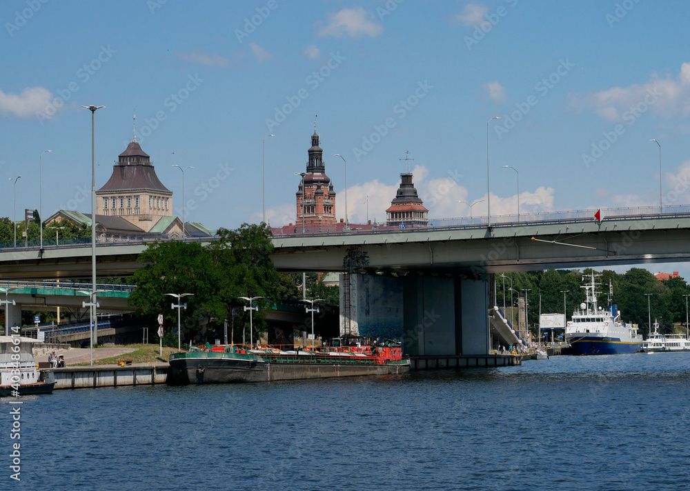 Naklejka premium Widok na rzekę Odrę, trasę zamkową i Wały Chrobrego w Szczecinie.