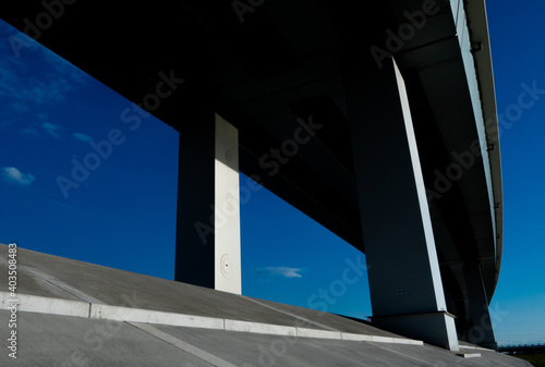 Autoroutes et remblais sous le ciel bleu photo