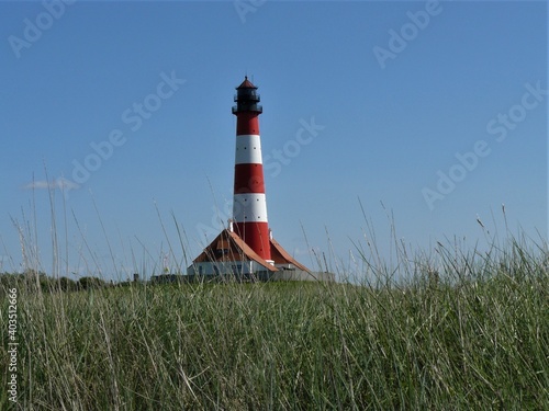 Leuchtturm inmitten von Gr  sern mit blauem Himmel bei Westerhever   Nordfriesland