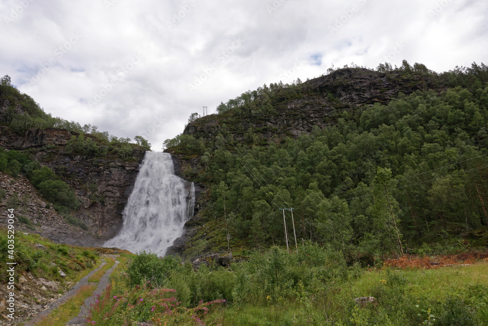 Norwegen - Samnanger - Fossen Bratte Wasserfall - Wanderweg Stock Photo ...