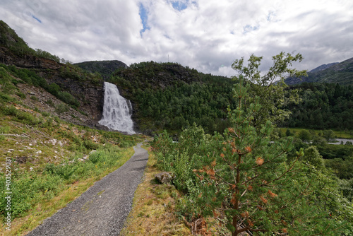 Norwegen - Samnanger - Fossen Bratte Wasserfall - Wanderweg photo