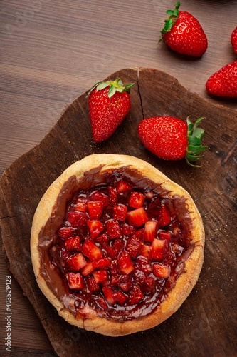 Cuadro en lienzo Esfiha / esfirra de chocolate nutella com morango