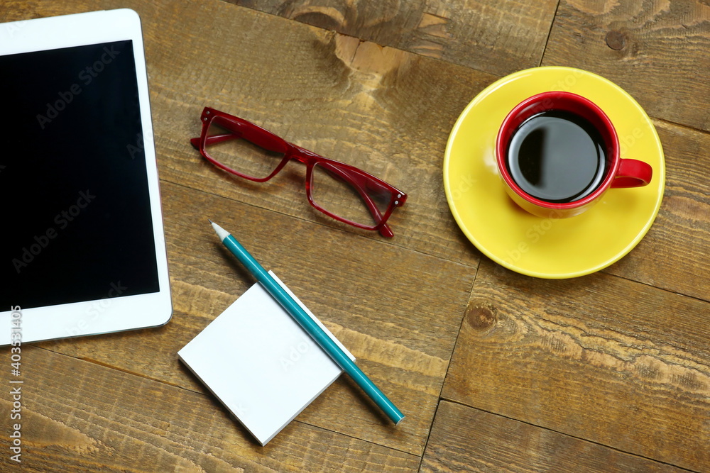 Tazzina di caffè nella pausa di lavoro in ufficio Tazzina di caffè nella pausa di lavoro in ufficio