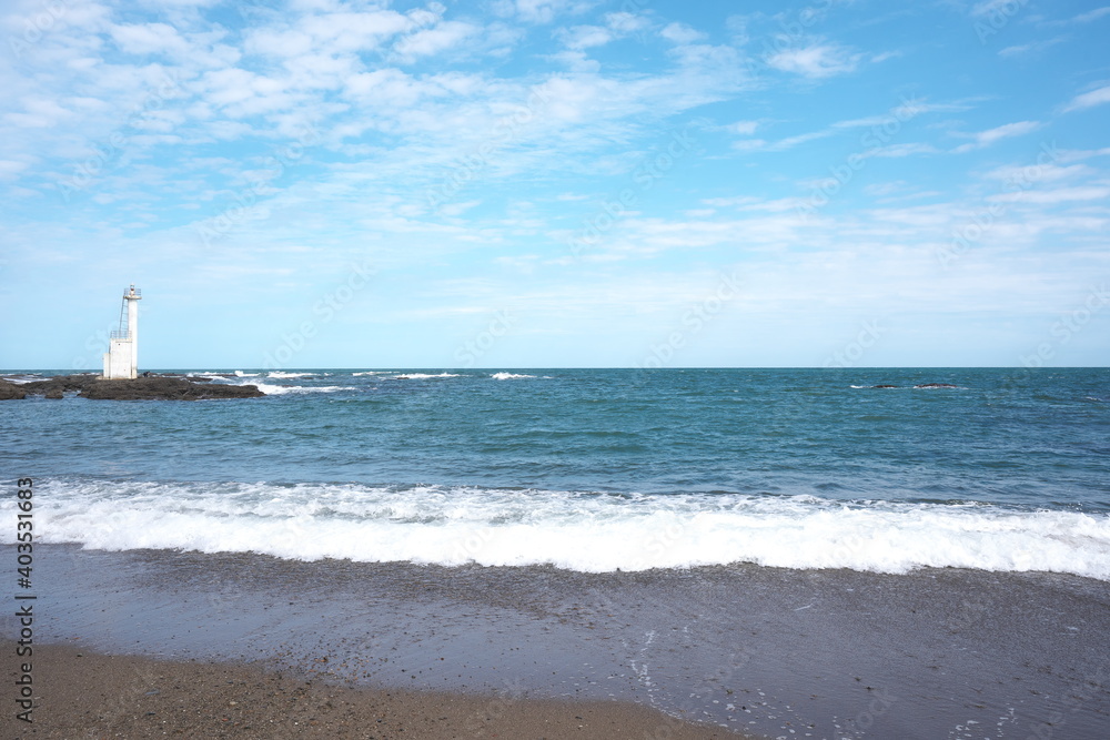 静かな波の日の秋の日本の観光地の海岸