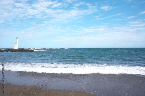 静かな波の日の秋の日本の観光地の海岸