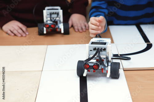 Robots constructors from blocks on wheels.