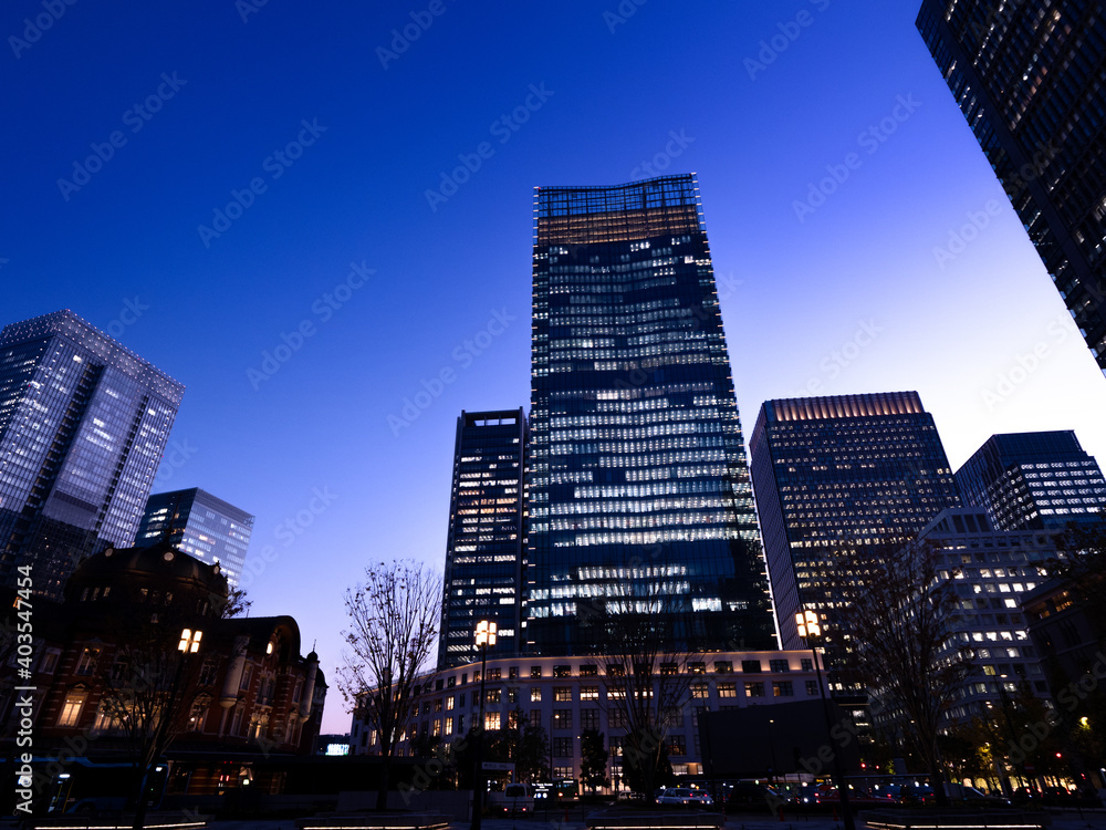 Obraz premium 丸の内・ビジネス街の夕暮れ 東京都