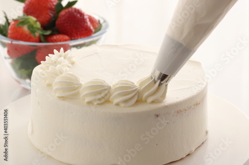 手作りケーキ　クリームを絞る