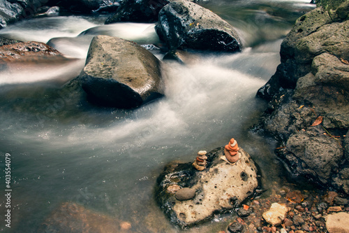 Meditando en el río