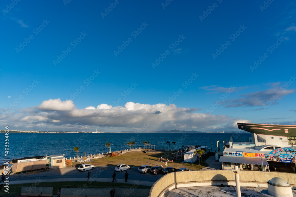 Fototapeta premium 石垣島の空と岩場の自然