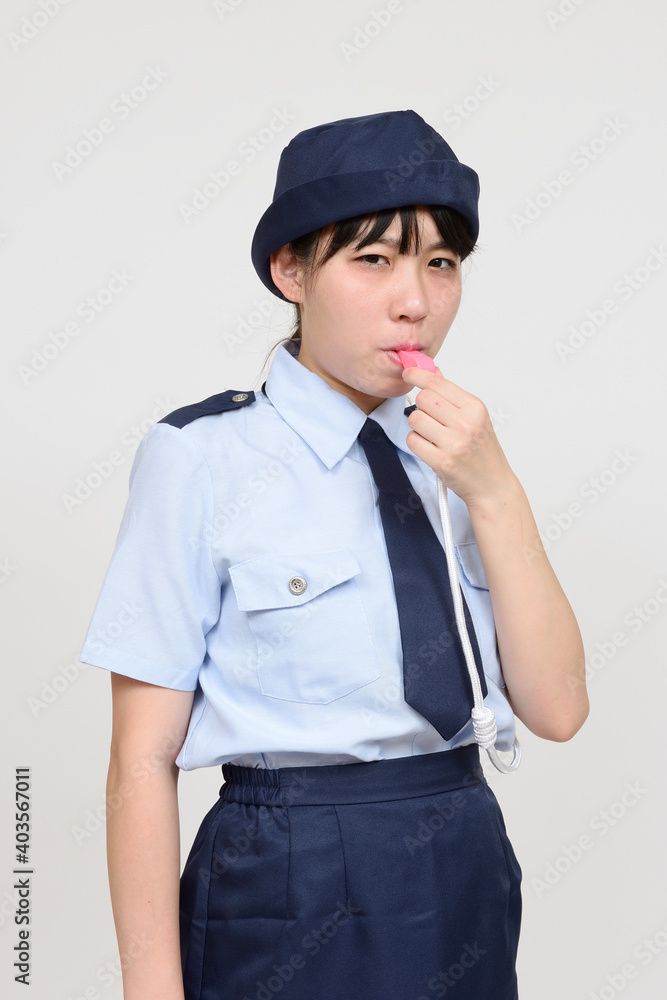 笛を吹く婦警 笛を吹く婦警