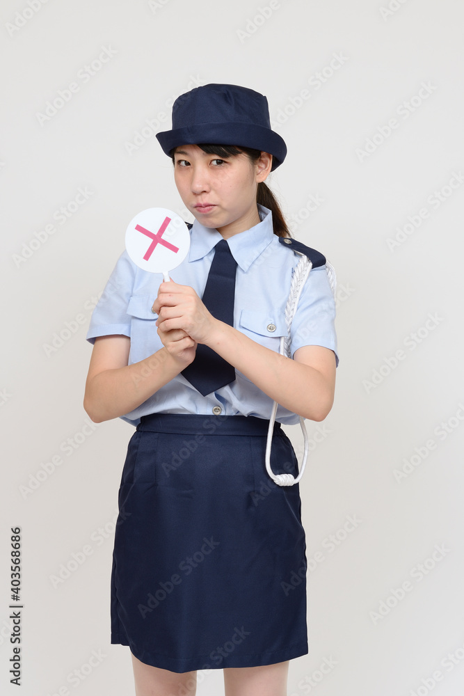 バツ印を出す若い女性 バツ印を出す若い女性