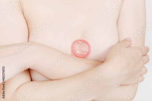 コンドームを持つ女性