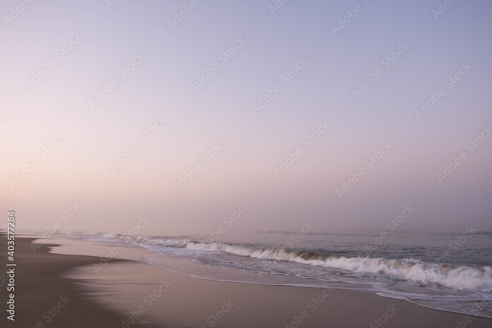 Meerblick mit Strand bei Sonnenaufgang 
