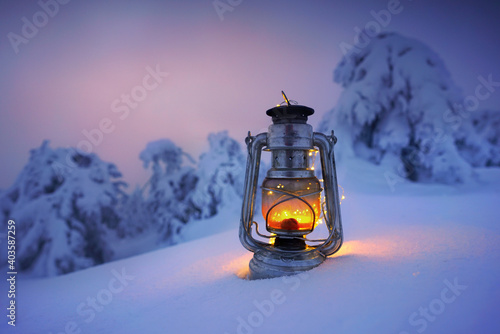 leuchtende Lampe auf dem Gipfel im Winter © Jenny Sturm