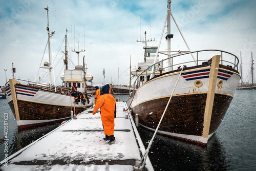 Obraz na plátne fishermen are preparating the ships for fishing in severe north