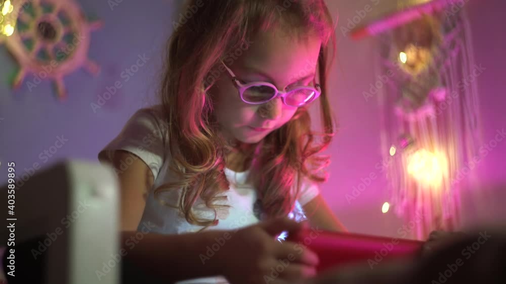 Little girl with tablet on bed anamorphic 2x Little girl with tablet on bed anamorphic 2x