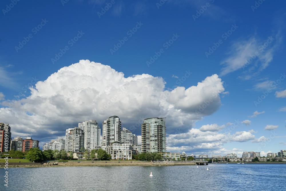 Ausblick auf eine Megacity - Im Vordergrund das Meer und im Hintergrund das Wolkenmeer