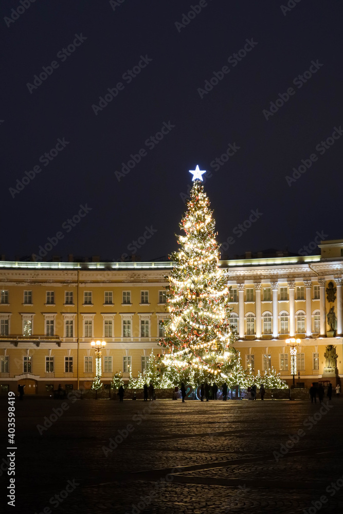 Naklejka premium beautiful tall christmas tree with lights and toys on Palace square in Saint Petersburg, Russia