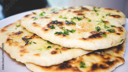 Photos golden brown naan bread with parsley and garlic butter