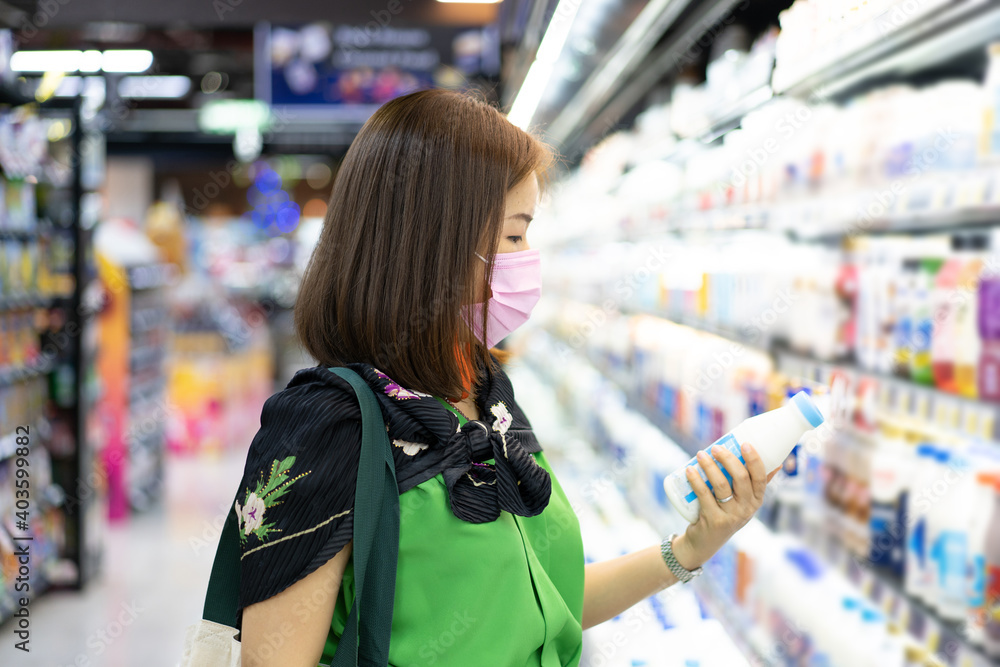 a woman wears a mask to protecting coronavirus when shopping.