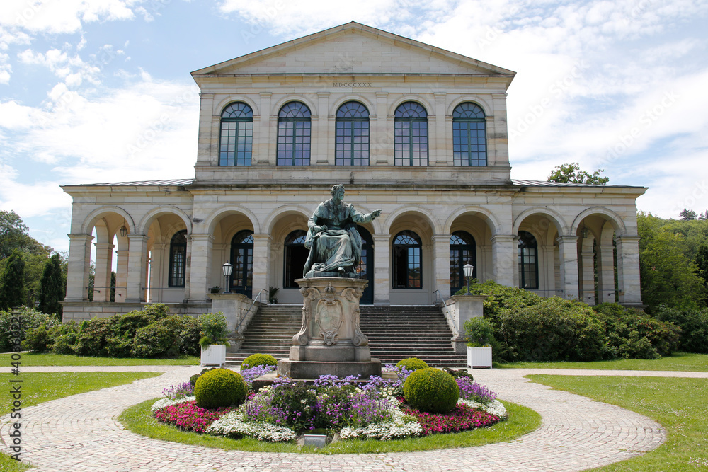 Obraz premium Denkmal von König Ludwig I. von Bayern. Das Kursaal-Gebäudes in Bad Brückenau - Monument of King Ludwig I of Bavaria. Front view of the Kursaal building in Bad Brückenau. Bavaria, Germany, Europe