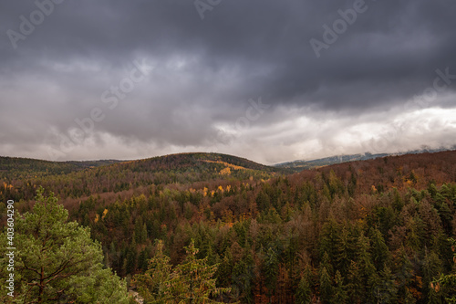 Karkonosze w jesiennej scenerii, ciężkie burzowe chmury w polskich górach - Sudetach 