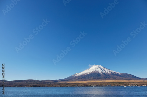 冬（12月）の朝、冠雪した富士山を山中湖の長池親水公園付近から望む 山梨県山中湖村