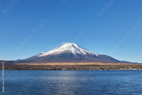 冬（12月）の朝、冠雪した富士山を山中湖の長池親水公園付近から望む 山梨県山中湖村