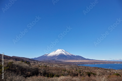 冬（12月）の朝、冠雪した富士山を山中湖パノラマ台から望む 山梨県山中湖村