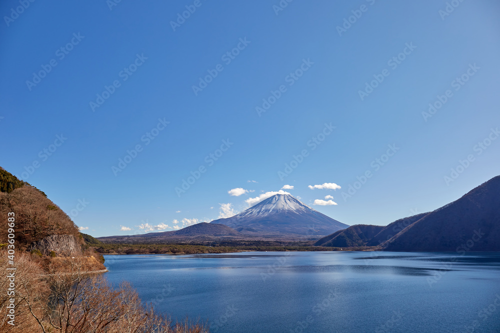 冬（12月）、わずかに雪が降った富士山を本栖湖の湖畔から望む 山梨県身延町