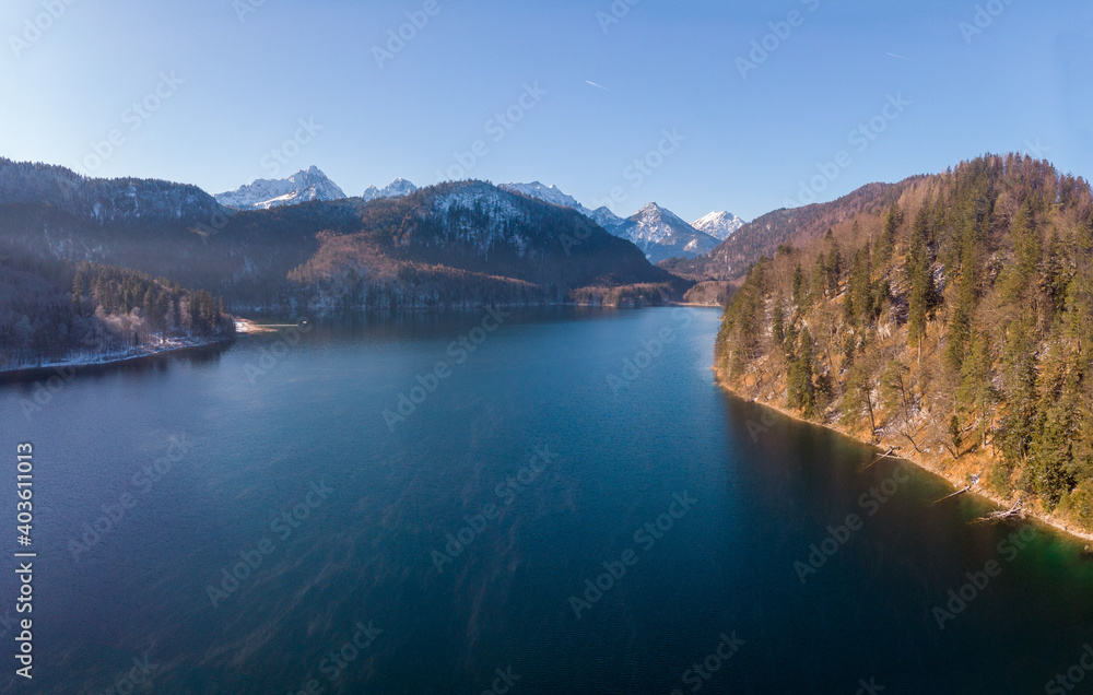 Luftbild vom Alpsee mit Bergen und Wäldern
