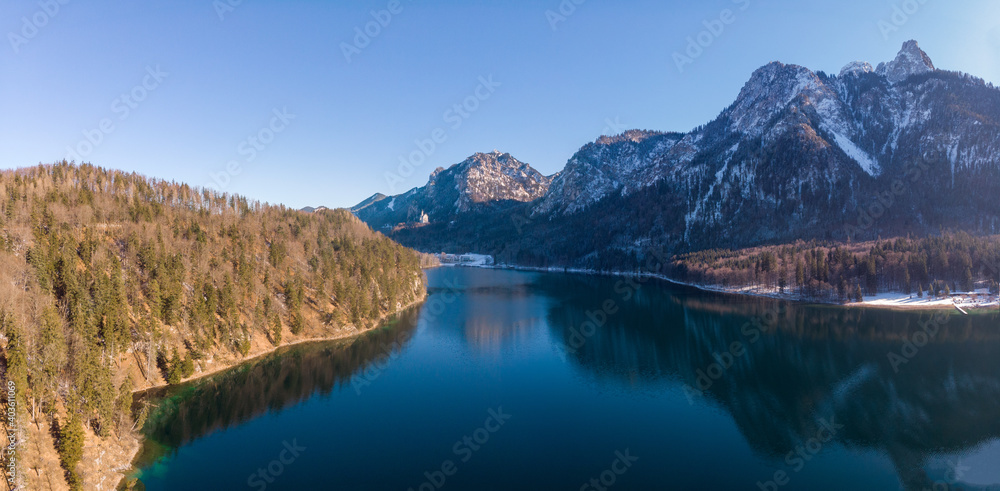 Naklejka premium Luftbild vom Alpsee mit Schloß Neuschwanstein, Bergen und Wäldern