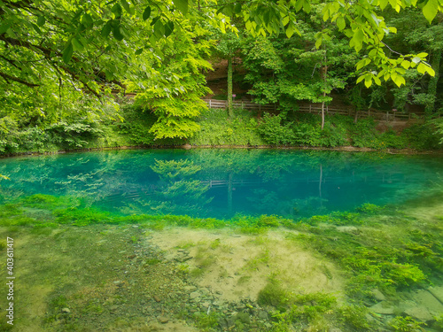 Blick auf den Blautopf mit türkisfarbenem Wasser