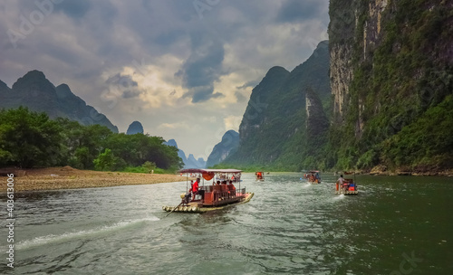 Canvas-taulu boats are rolling tourists on the river