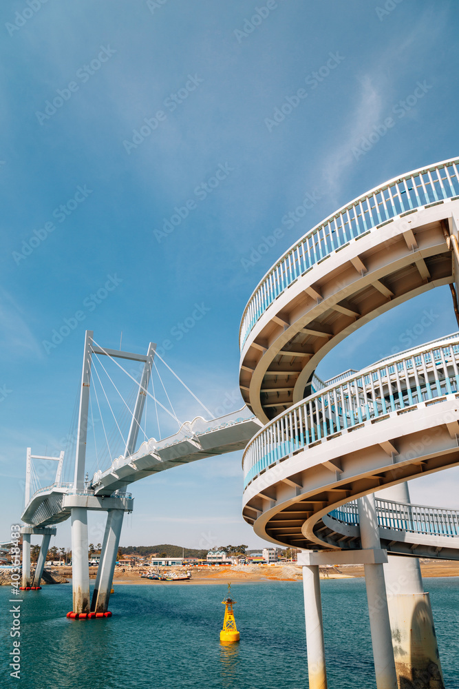 Obraz premium kkotge(Blue crab) bridge at BaeksaJang port in Anmyeondo Island, Taean, Korea