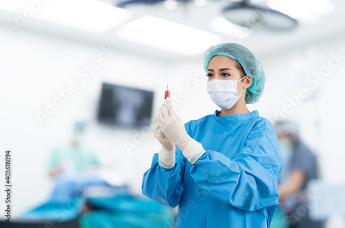Fotografia anesthesia team in operation room